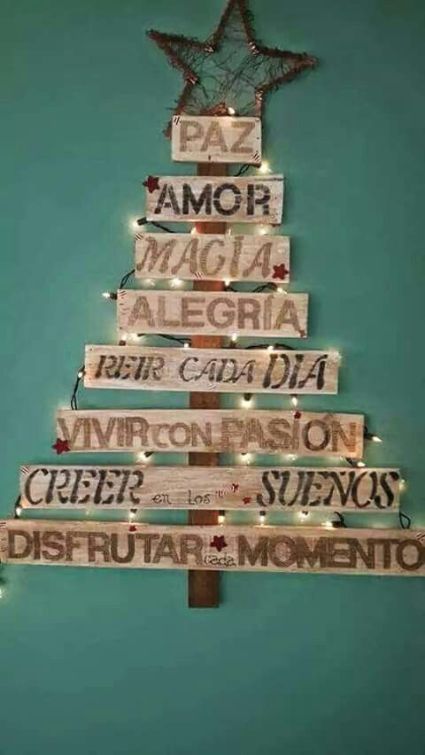 árbol de navidad hecho con carteles.jpg