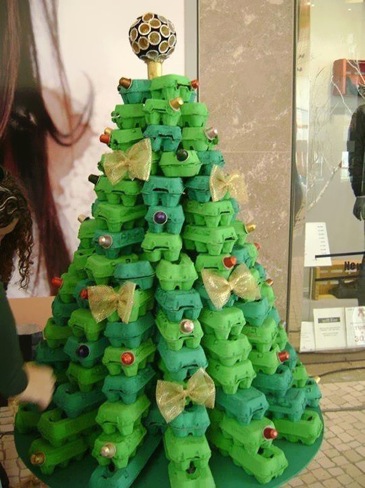 árbol de navidad hecho con cartones de huevos.jpg